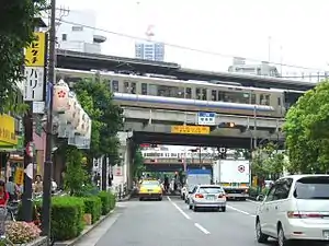 福島車站橫跨在浪速筋（日语：）上方的高架月台