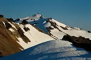 被白雪覆盖了一部分的欧德斯诺伊山