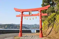 鳴無神社的鳥居與浦之內灣