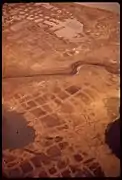 阿拉斯加图案地面。中心低凹，因此充满了水。该场景类似火星上的中心下凹型多边形，但有水。
