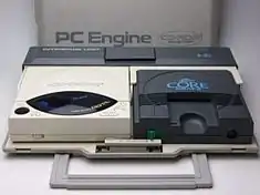 NEC公司于1988年推出的全球第一款游戏主机光盘扩充设备PC-Engine CD-ROM²，其右为主机PC Engine的升级版PC Engine CoreGrafx