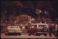 1974年6月，民眾在遊行期間於城市廣場中聚集