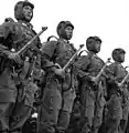 1955年手持PPS冲锋枪的解放軍空降兵