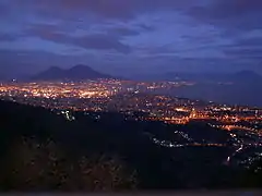 從山顶的嘉玛道理会隐修院觀看那不勒斯夜景