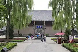 “龙门”牌坊和大成殿背面