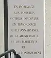 Plaque devant le commissariat.