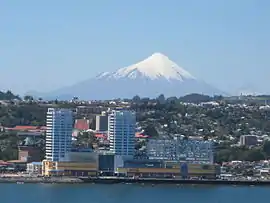 蒙特港市景，後方為奧索爾諾火山