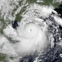 7月18日，接近最高強度的颱風威馬遜，正擦過海南島