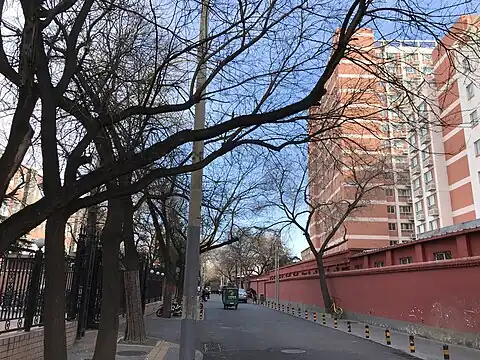 人民大学北路，画面左侧为人大附中社区，右侧为人民大学社区