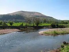 蒙茅斯郡的布洛倫吉山（英语：），旁有艾維爾河（英语：）