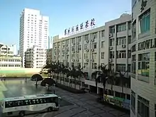 深圳外国语学校燕南校区旧教学楼，因抗震性能原因于2013年拆除并改造。