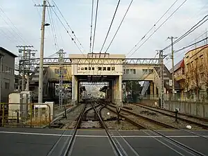 從平交道中望向車站（2008年2月22日）