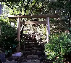 Hillside Terrace內的猿樂神社（猿樂塚）