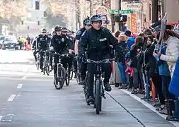 警察在西雅图女性游行（英语：）现场巡逻