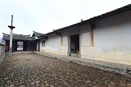 大门内前院