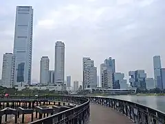 π桥景观，远景为深圳湾一号建筑群