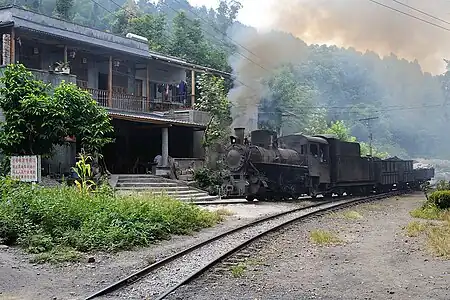 蜜蜂岩站岔道和C2-07机车，2011年