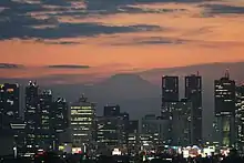 新宿站側高層大樓群與富士山