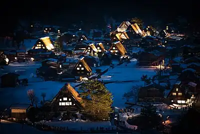 冬天時積雪深厚的白川鄉荻町夜景