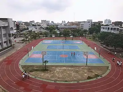 新東國中操場