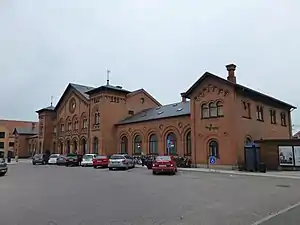 位于南车站街（Søndre Stationsvej）一侧的车站主楼正面