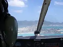 一架小型飛機正在進場