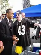 宾州州长候选人Lynn Swann（英语：）参加匹兹堡钢人的车尾派对