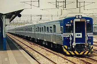 於新車試運轉期間以3組12輛行駛至彰化的EMU600型電聯車