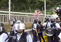 警員在彩頤居外制服一人