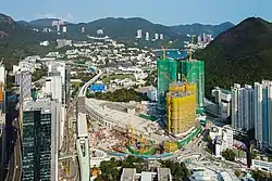 2021年3月興建中的港島南岸全貌，綠色防塵網覆蓋的是晉環