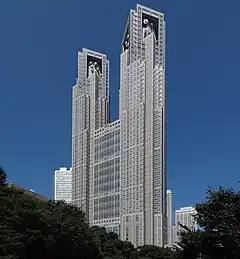 東京都第一第二廳舍的建築系列是典型后现代建築，圖為第一廳舍