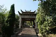 中部重檐歇山顶石亭正面，建于乾隆三十五年（1770）