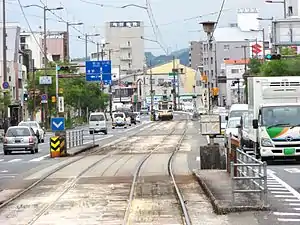 從東邊望向電車站，後方為上町五丁目