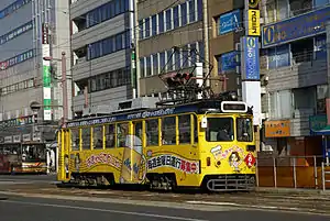 後免町方向月台上設有電車停靠中