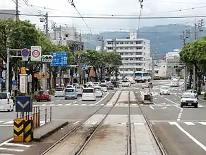 從南邊望向電車站，後方為潮江橋