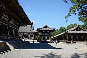 唐招提寺金堂、講堂（左）與鼓樓（中）禮堂（右）