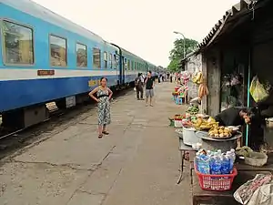 列車停靠在東河站（2012年6月7日）