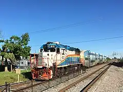 在三縣鐵路與地鐵轉乘站的 EMD GP49H-3 機車