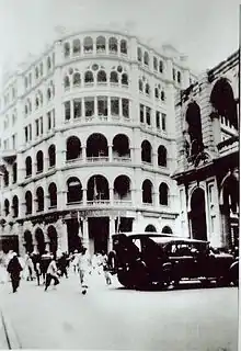 遮打大廈原址最早期建築於仁行（Union Building），攝於1926年，圖右為已被焚毀的香港大酒店