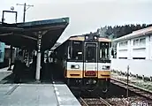 站內。右邊停靠列車為前往蛸島（2005年3月）