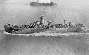 USS LSM(R)-194 1944年12月2日通过查尔斯顿的Cooper River Bridge。