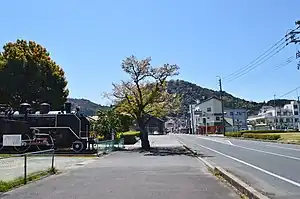 車站遺址（2019年4月）路基（左右）、C11 75（左）、打吹山（日语：）（後方）