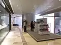 發展商亦盡用商場中庭欄河旁位置作為零售商店