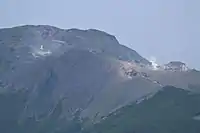 2014年拍攝的古岳火山口（左方）及新岳火山口（右方）