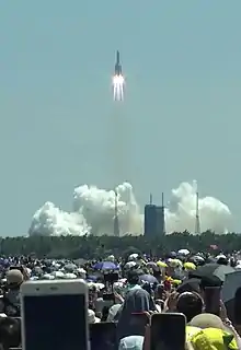 群众在文昌航天发射场附近的海滩上观看问天实验舱发射，火箭发射已成为文昌旅游的一大看点。