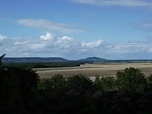 从日龙维尔苏莱科特（Gironville-sous-les-Côtes）望向瓦夫尔和蒙塞克山（butte de Montsec）