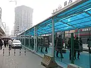 3/4號線架空段車站與其他地底車站的換乘通道通常位於地面，圖為宜山路站的3號線與9號線換乘通道。