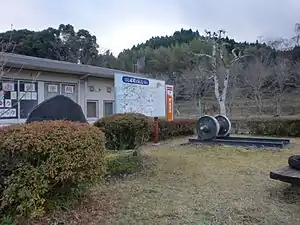 吉野山站遺址設置了紀念碑和車輪