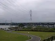 介於雙北市之間，橫越淡水河的淡水河橋。