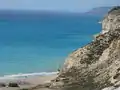 緊鄰亞克羅提利基地的埃皮斯科皮灣（英语：）（Episkopi Bay）海岸線景色